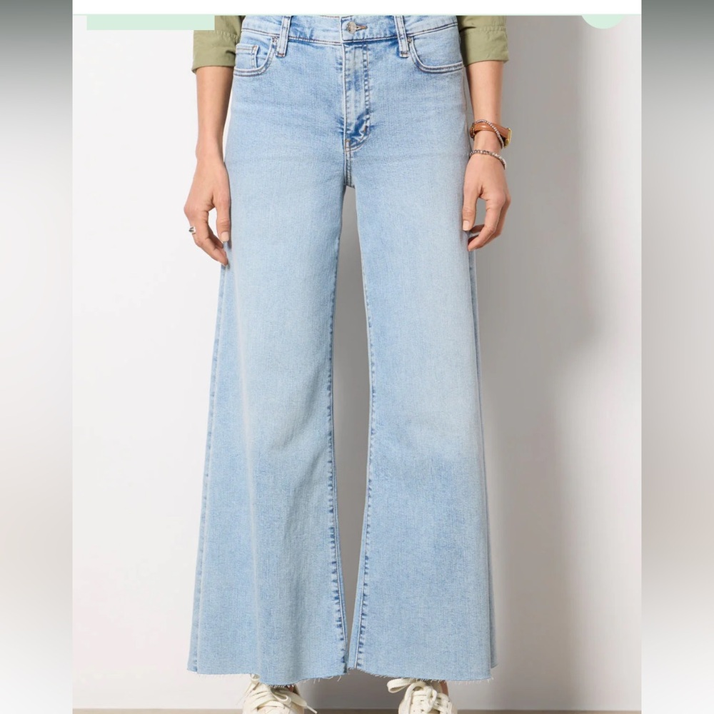 Frame Le Palazzo Crop jeans. Nice light colored denim.
Flared, unfinished hem